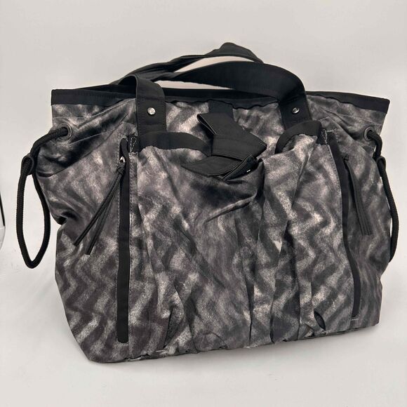 Lululemon Om Zig Zag Chevron Black Gray Pattern Tote Style Bag One Size NEW - Picture 2 of 10